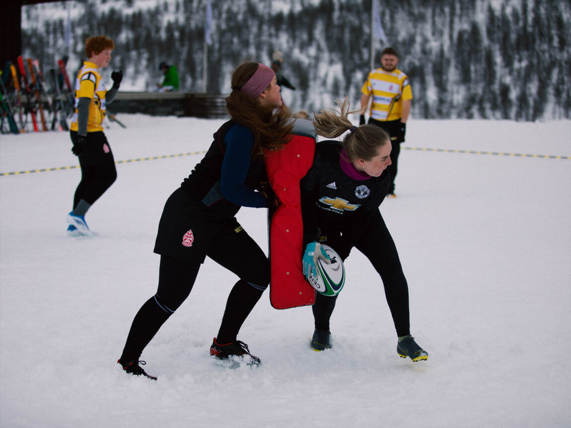 Marte held opp ei raud pute, som Guro har akkurat springe inn i. Ho held ein ball og ser bak seg i det ein annan kjem springane for å ta ballen frå ho.