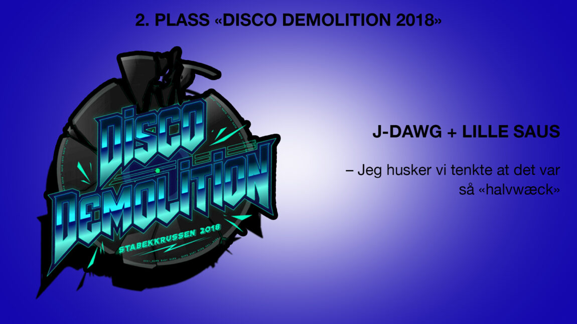 Et russekort i blått hvor det står 2. plass Disco Demolition 2018. Nedenfor står det J-Dawg + Lille Saus - Jeg husker vi tenkte at det var så halvwæck. Til venstre er Disco Demolition-logoen.