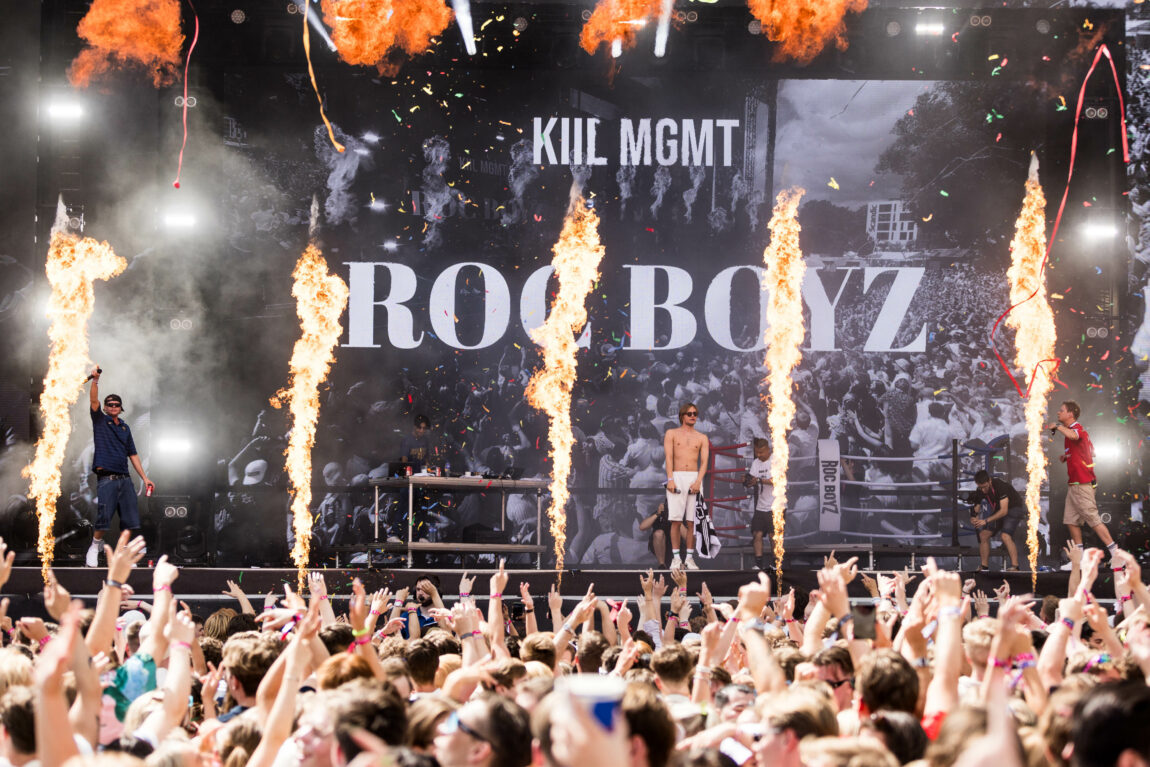 Det er full jubel på Roc Boyz sin konsert. Det er pyro, publikumhender, og god stemning.