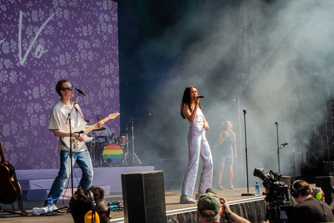 Synne Vo rocker med gitaristen sin. Hun har på seg en blå kjole