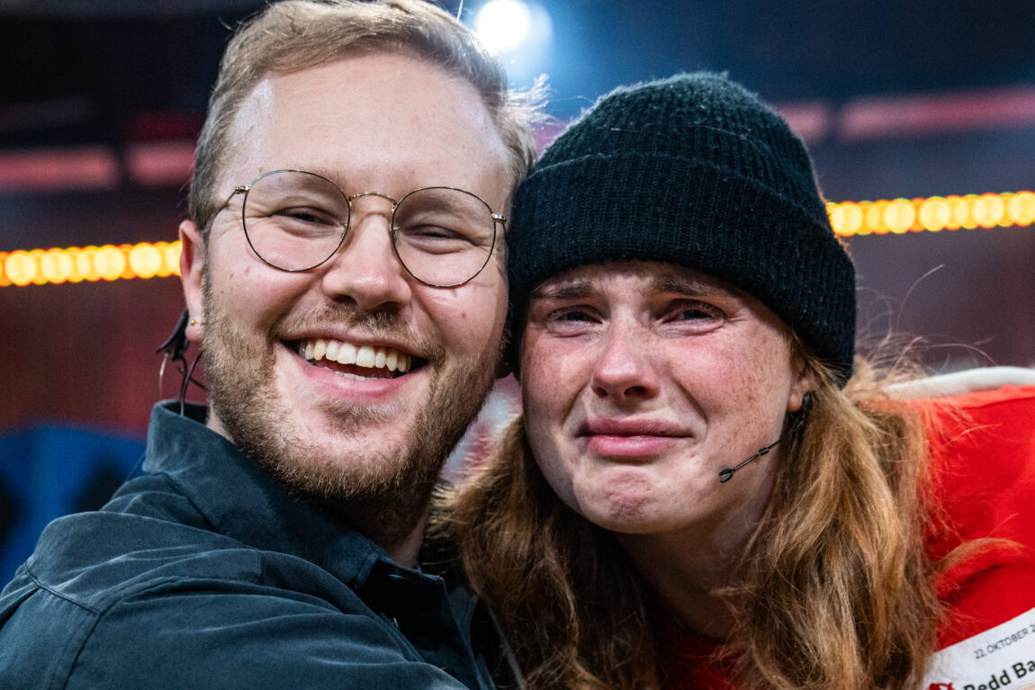 Egil smiler og klemmer Anna, som gråter.