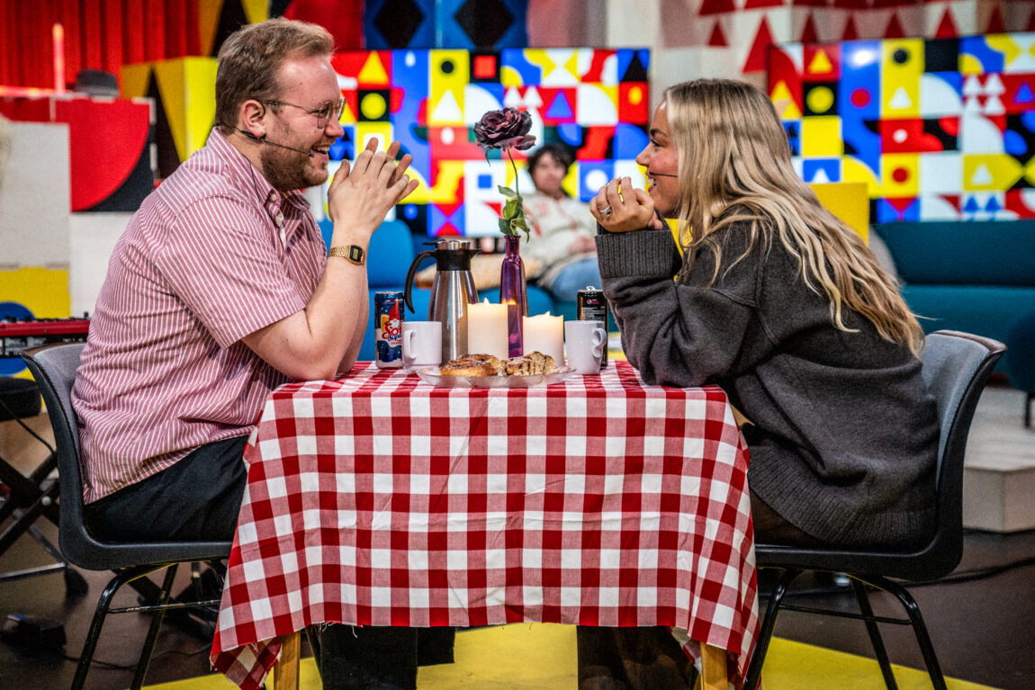 Egil Skurdal og Julie Bergan har en romantisk date over et rødrutete dekket bord.