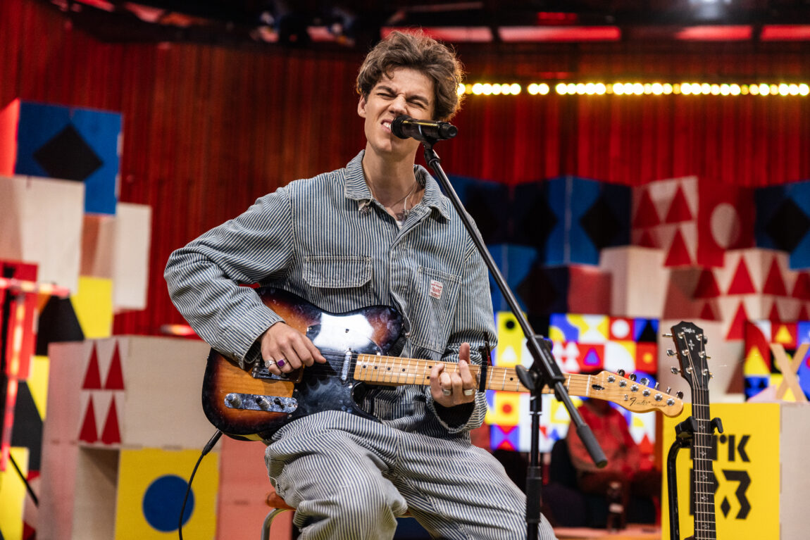 Artist Peder Elias synger og spiller gitar i TV-studio.