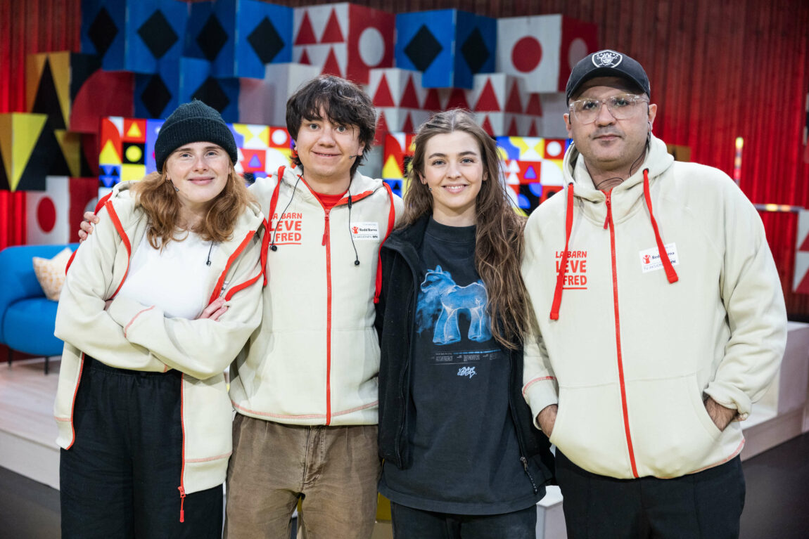 Foto av Anna, Henning, Annika og Galvan inne i studio. Annika har på seg en svart t-skjorte og hettegenser, mens resten har på seg beige hettegensere. Alle ser bittelitt trøtte ut.