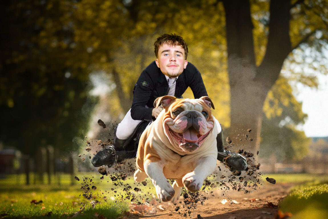 KI-generert og photoshoppet bilde av Lille Ceasar som rir en hund. Hunden har tunget ute og er i ful sprang. På ryggen sitter Lille Ceasar i et ridekostyme. 