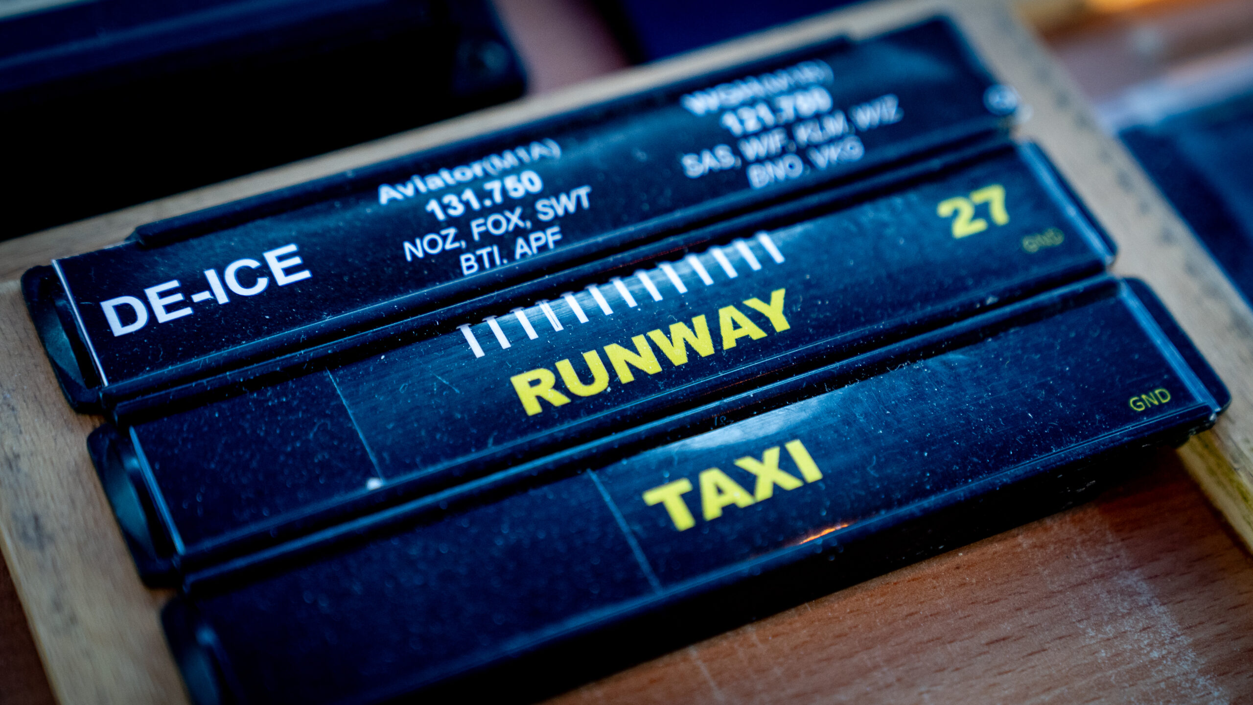 Tre knapper i et tredisplay, den ene heter "runway", den andre heter "taxi" og den tredje står det "de-ice" på.