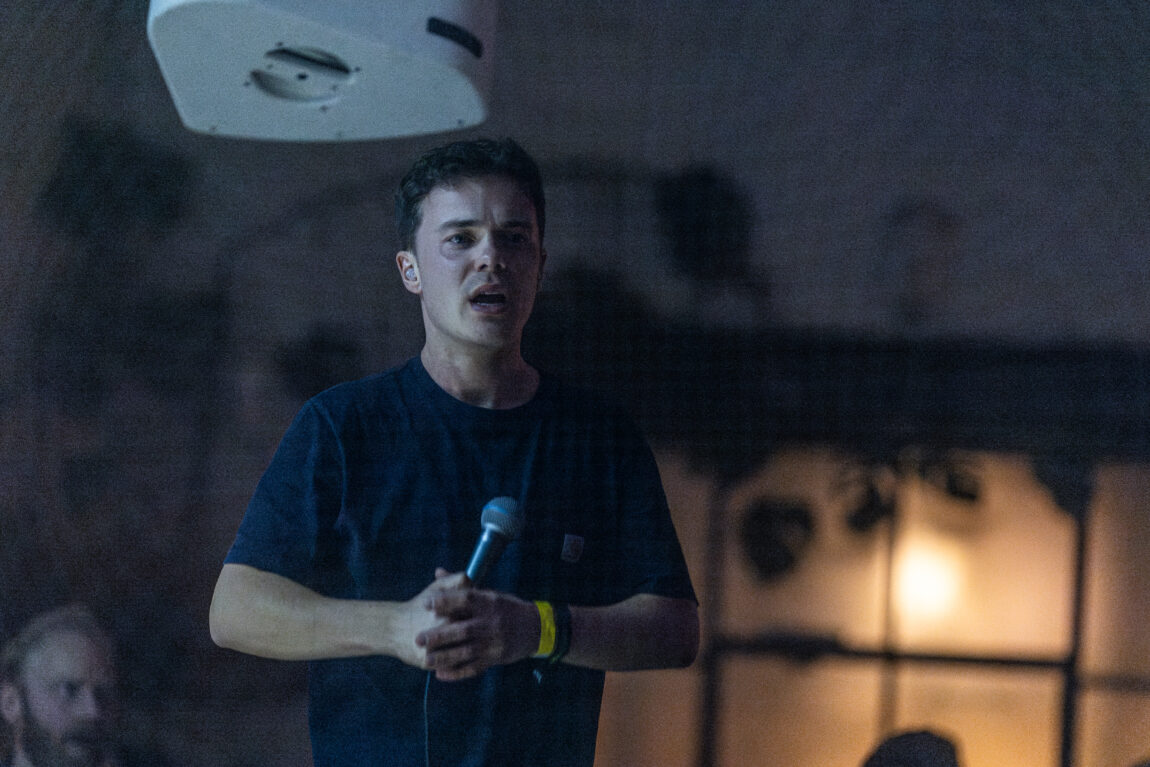 Vokalisten i Shiner ser sliten ut, men står på scenen i en svart t-skjorte og holder mikrofonen i hånda.