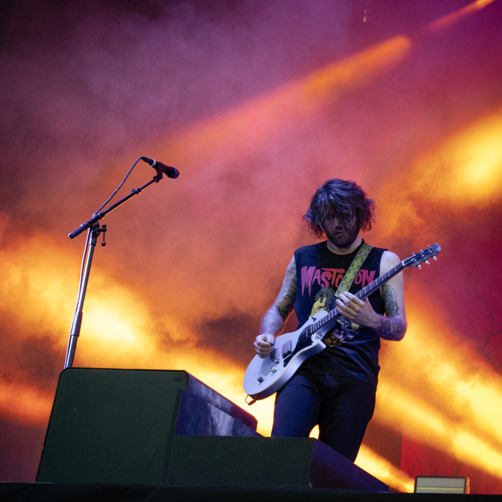 Gitaristen i Kvelertak spiller gitar i en svart singlett.