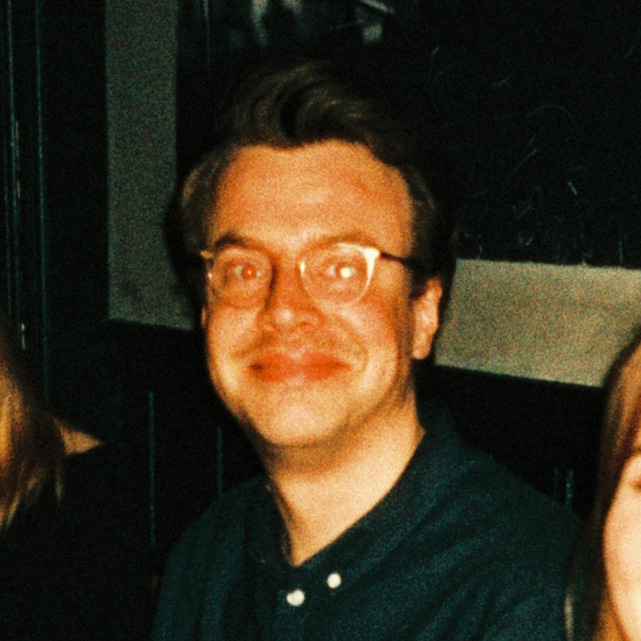 Et bilde av journalist Eskil Vestre som smiler