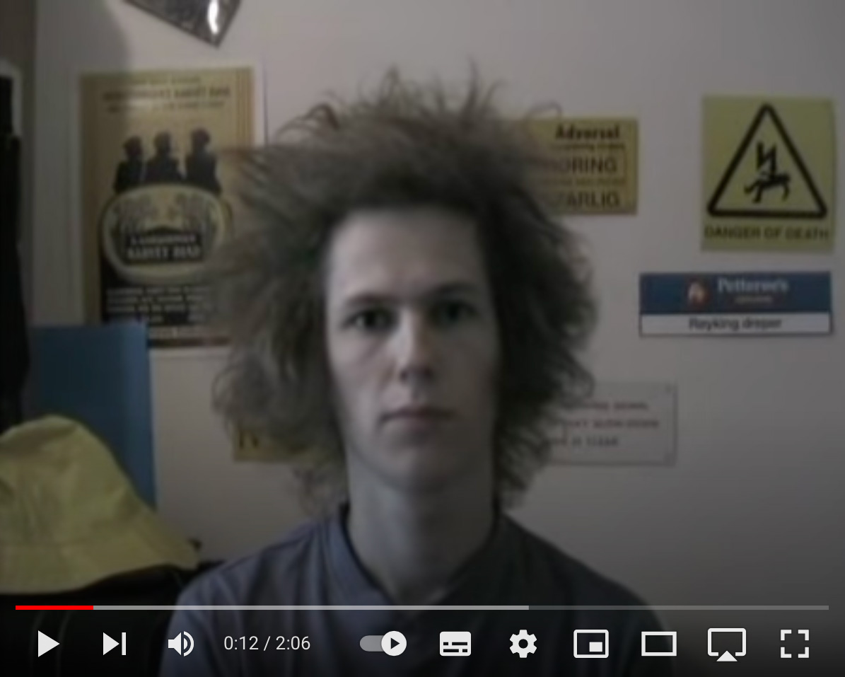 Et bilde av en ung Lasse Gjertsen, tatt fra en YouTube-video. Han har stort, bustete hår.