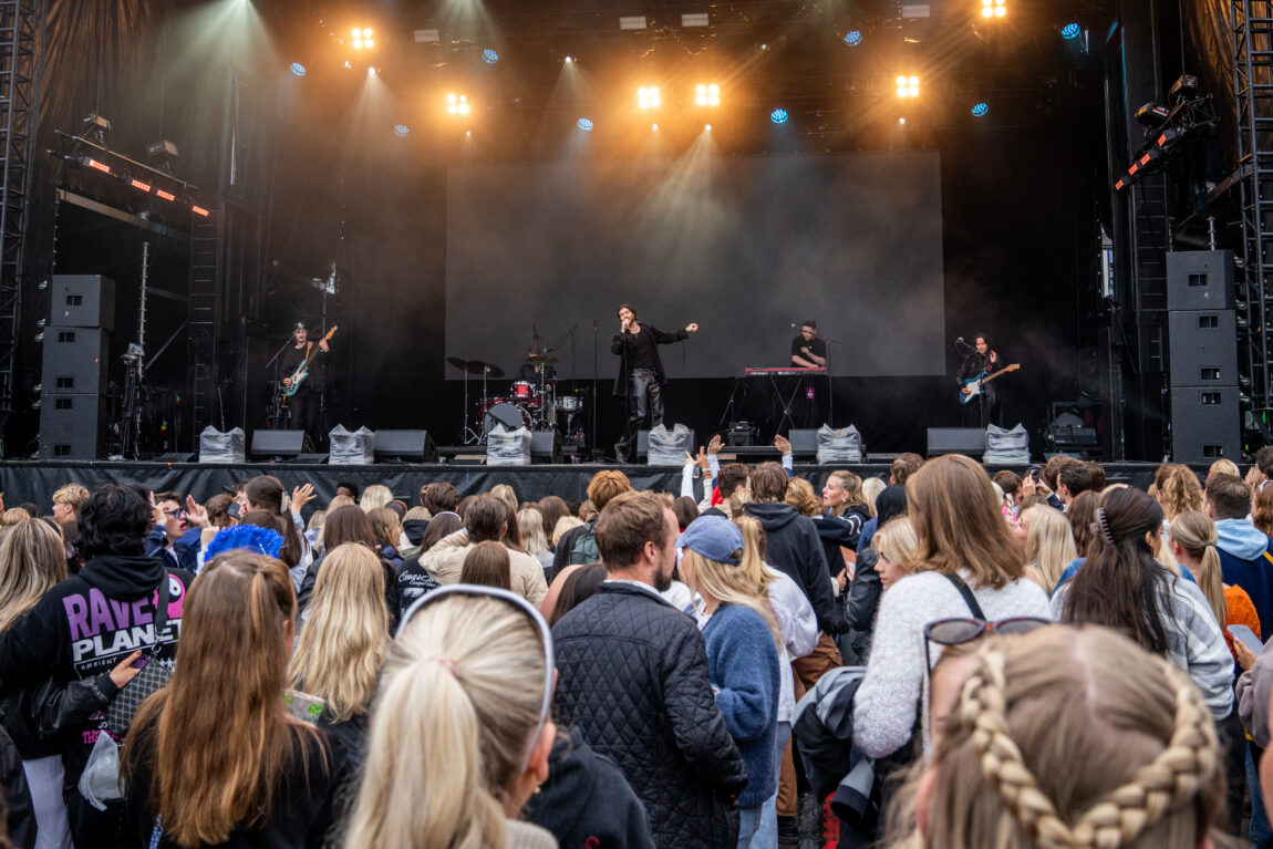 Publikum står fremfor Aden på scenen.