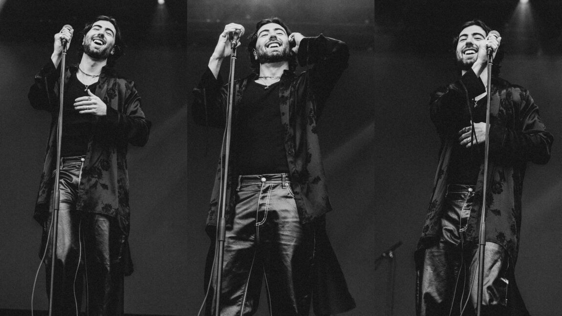 Tre bilder av Aden i svart-hvitt ved siden av hverandre. Han smiler mens han holder rundt mikrofonen. 