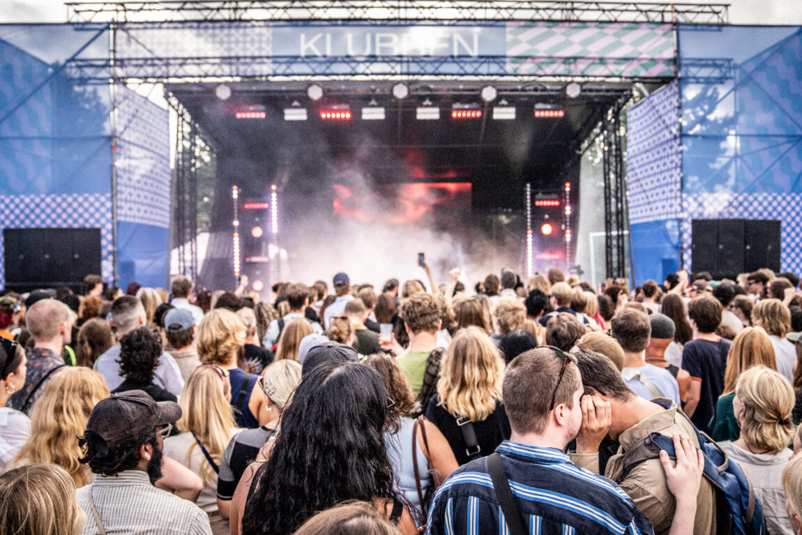 Klubben-scenen på Øyafestivalen var fylt opp av publikummere. 