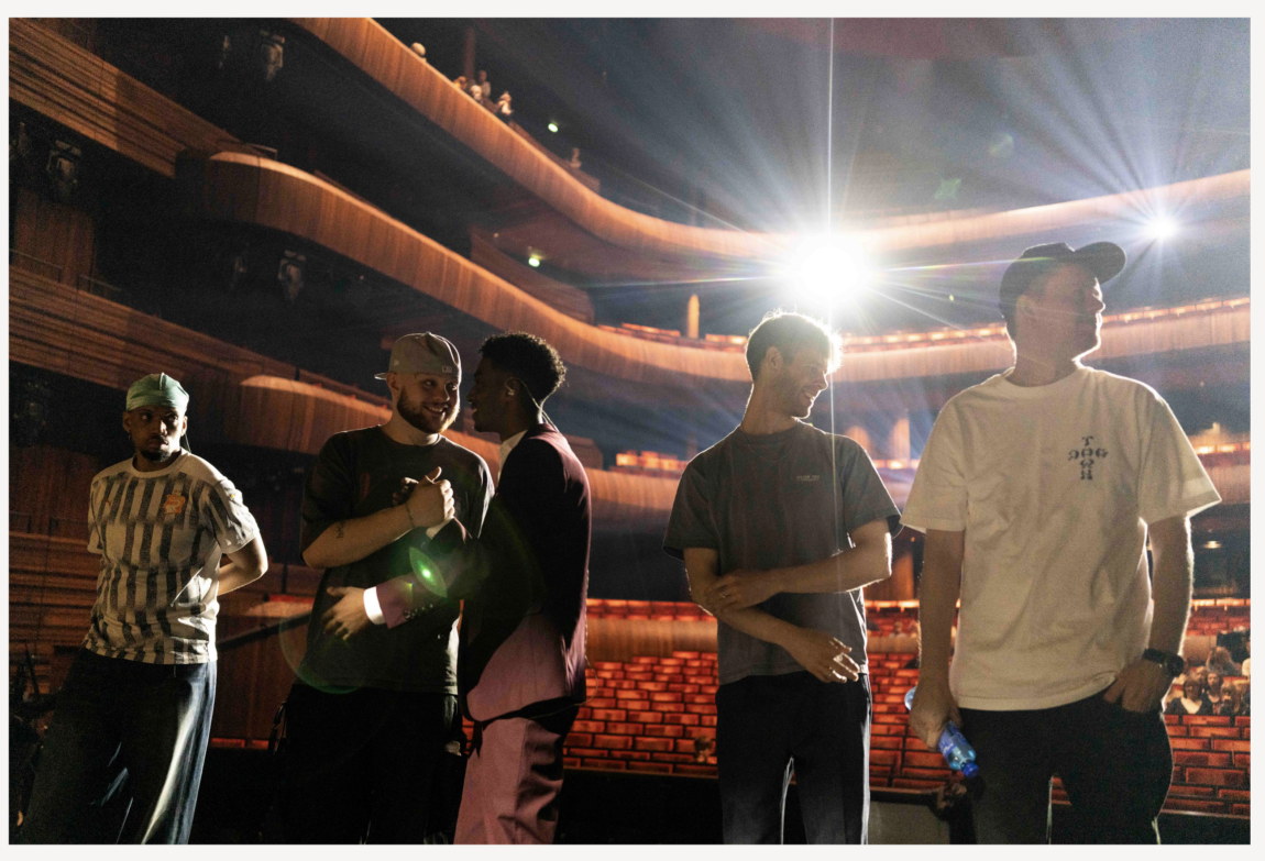 Oscar Blesson, Tyr, Rambow, Lars Vaular og Jaa9 står foran salen i operaen. 