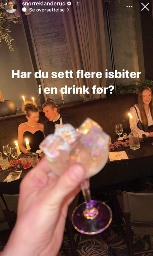 Skjermbilde av en snap der det en person holder opp et glass med isbiter, der det står «har du sett flere isbiter i en drink før?» I bakgrunnen sitter Annika og Oskar og prater.