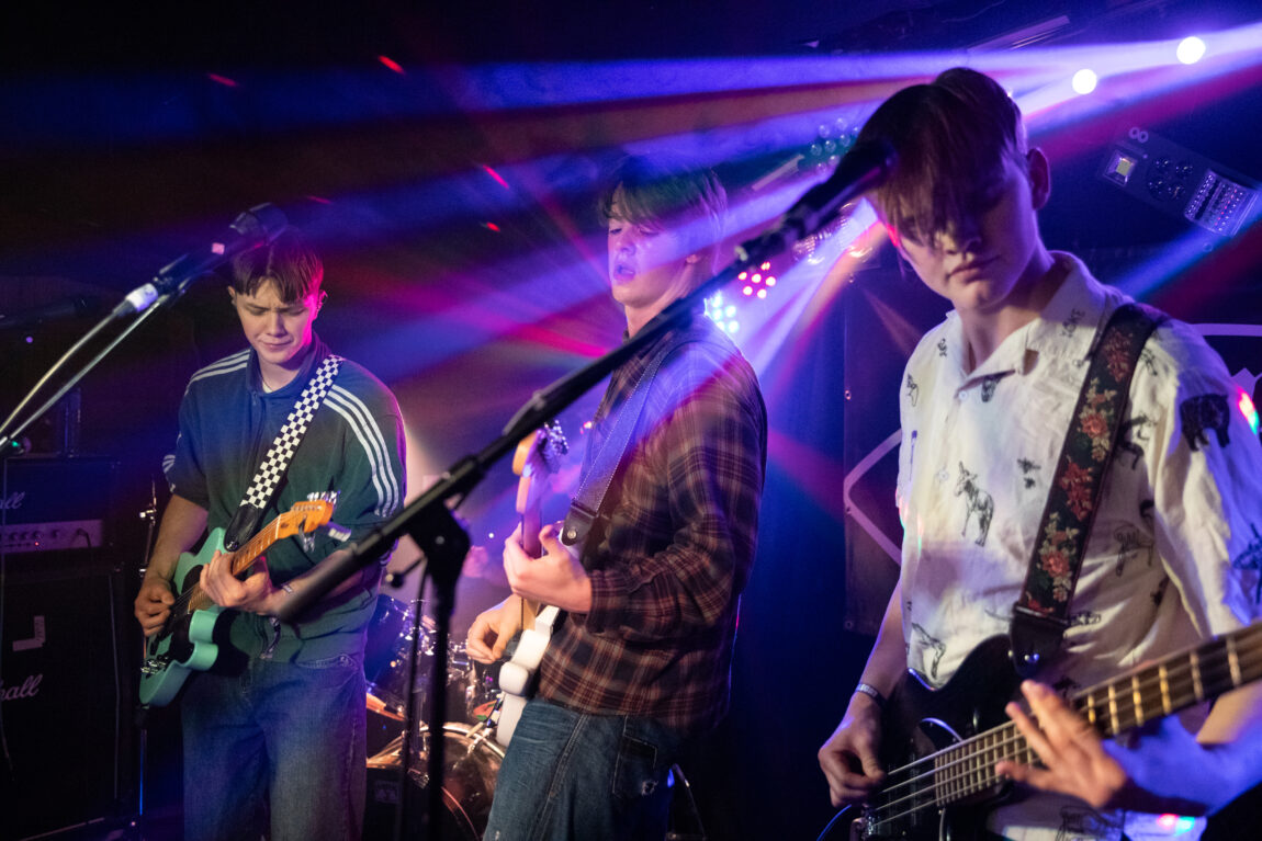 Vegard, Orri og Jakob spiller sammen på en scene på Trondheim Calling.