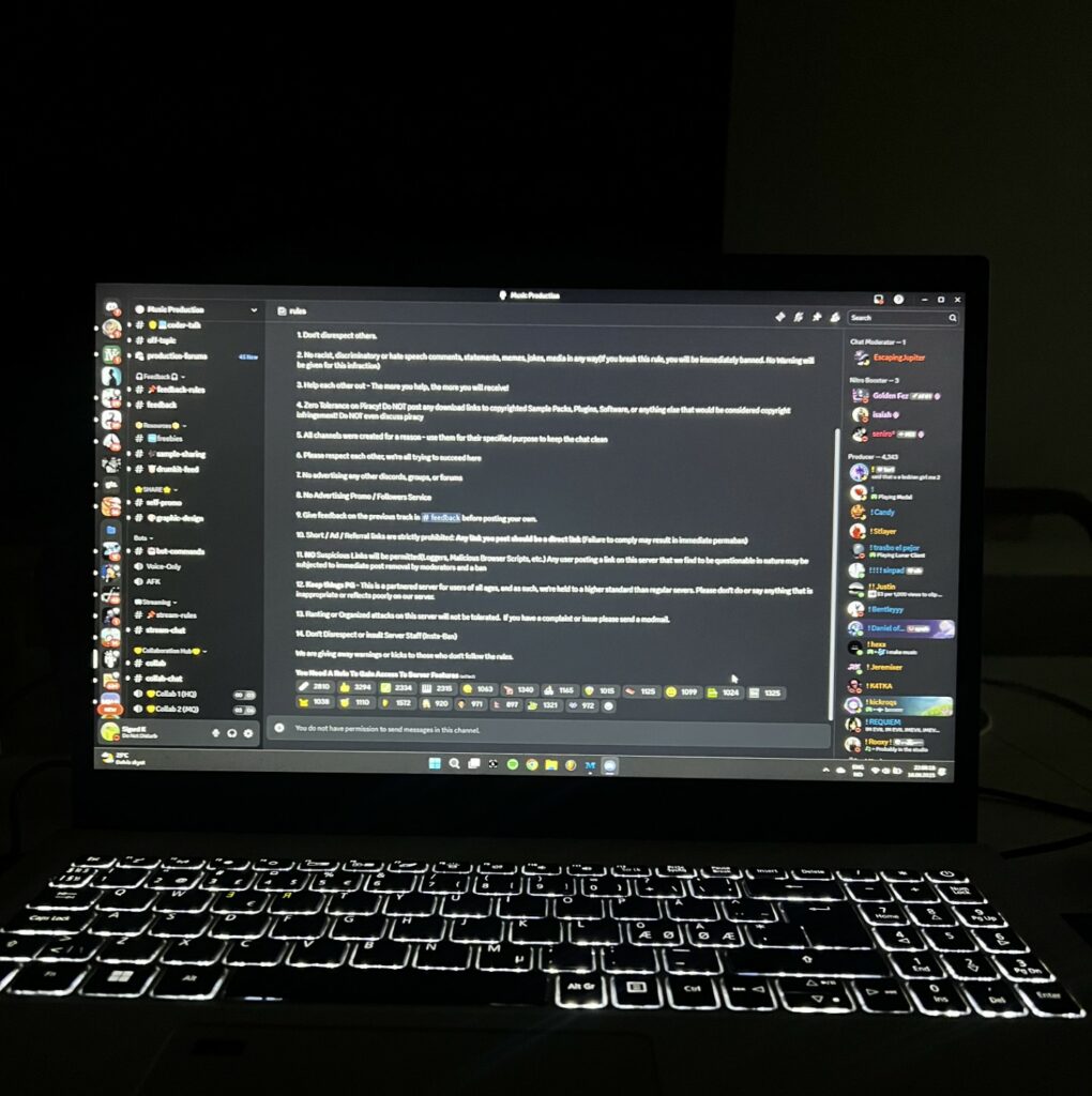 Et bilde av en PC-skjerm som har oppe Discord.