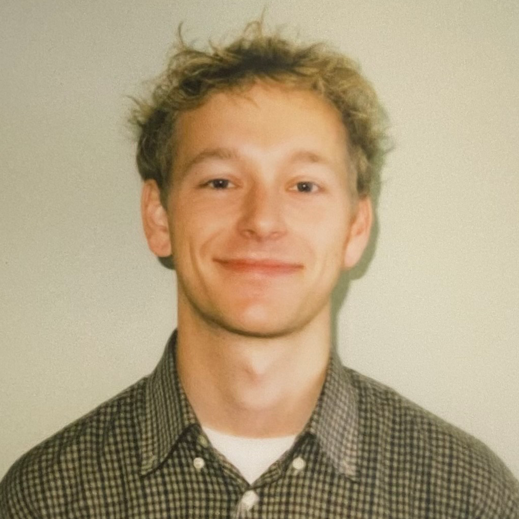 Et bilde av journalist Ruben som smiler