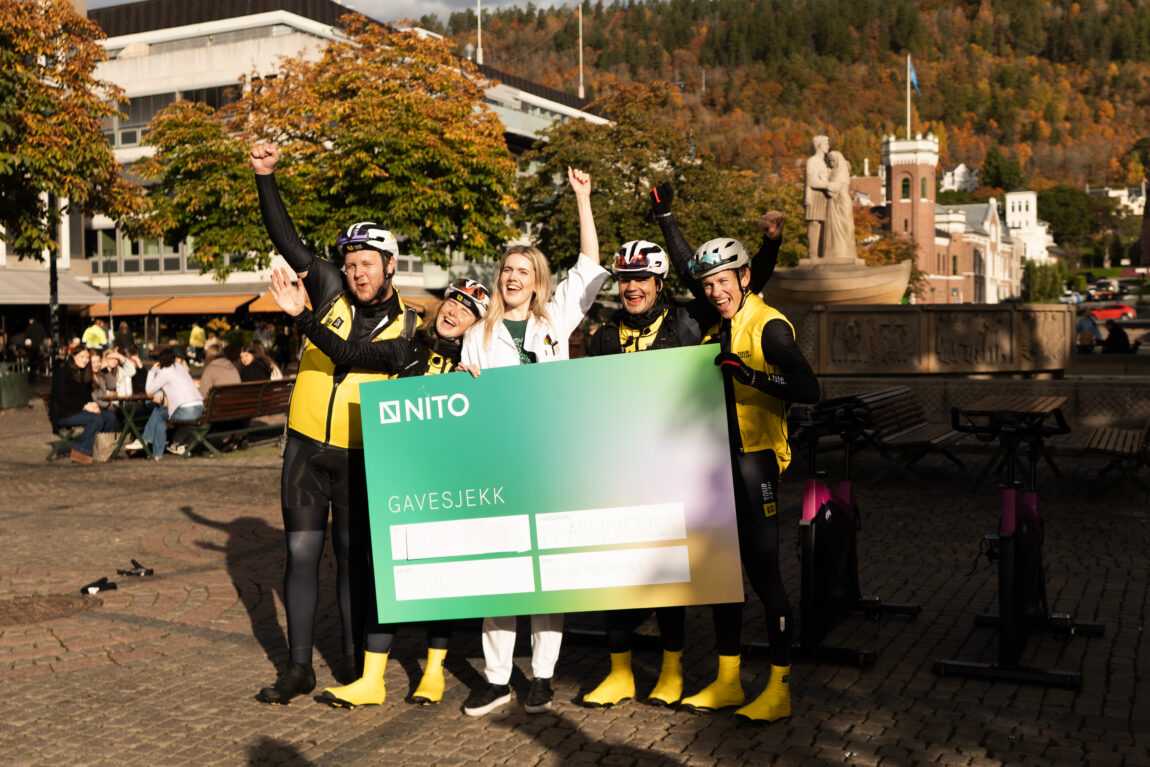 Sindre, Anna, Jonas, Carl Fredrik og en bioingeniør fra Nito jubler ved siden av en sjekk på 116.504 kroner