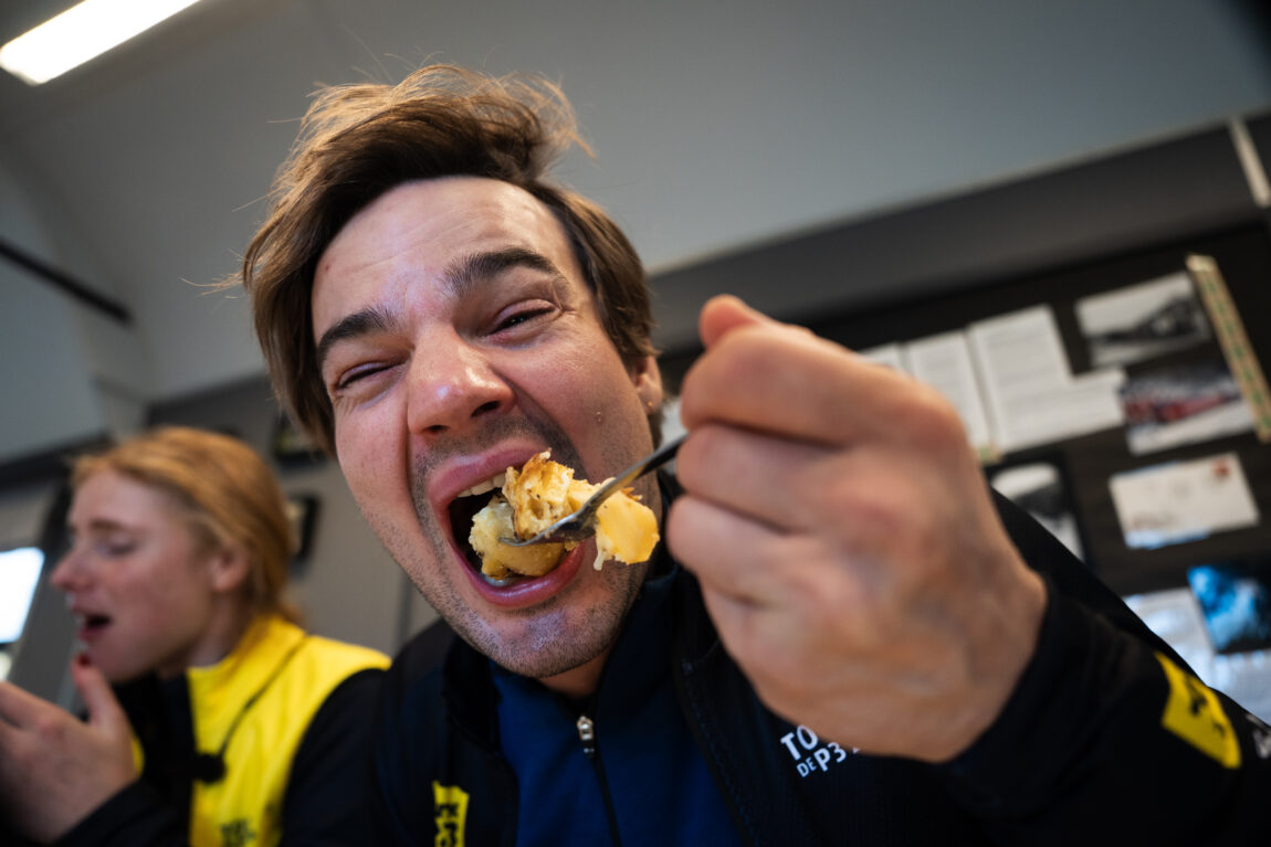 Sindre gaper over poteter mens han skjærer en grimase.