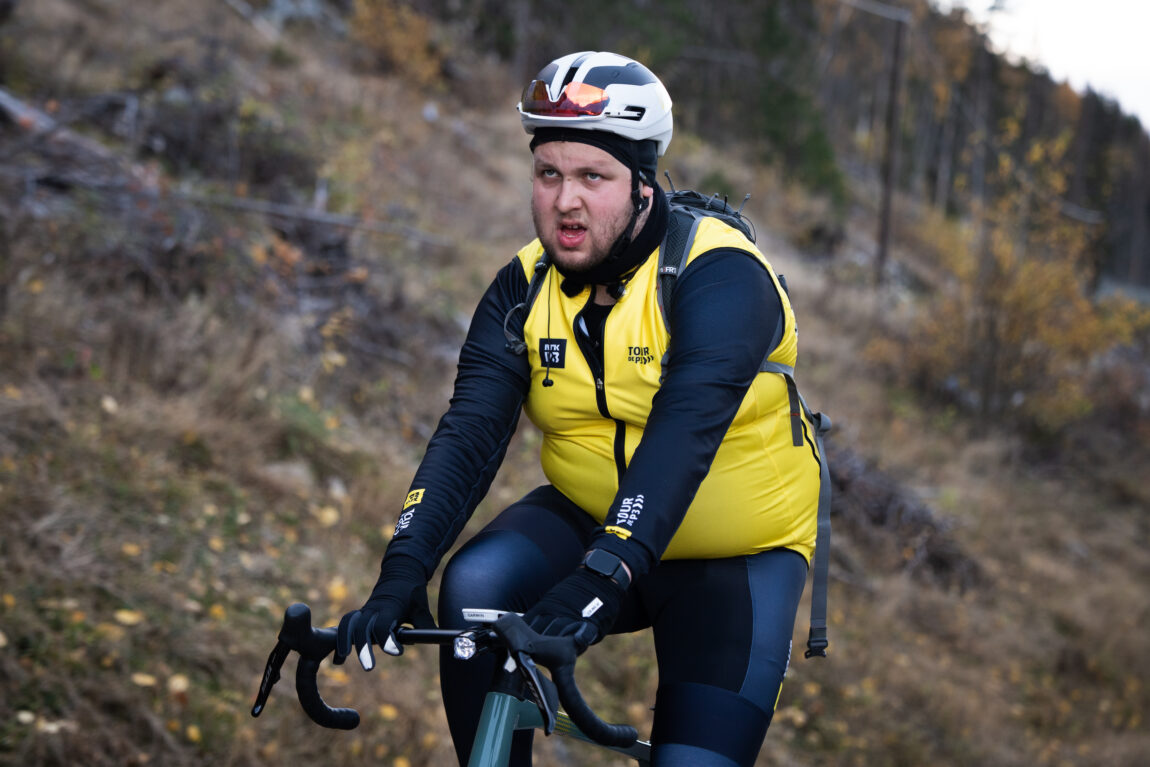 Jonas lager en grimase på sykkelen på vet opp den brutale motbakken.