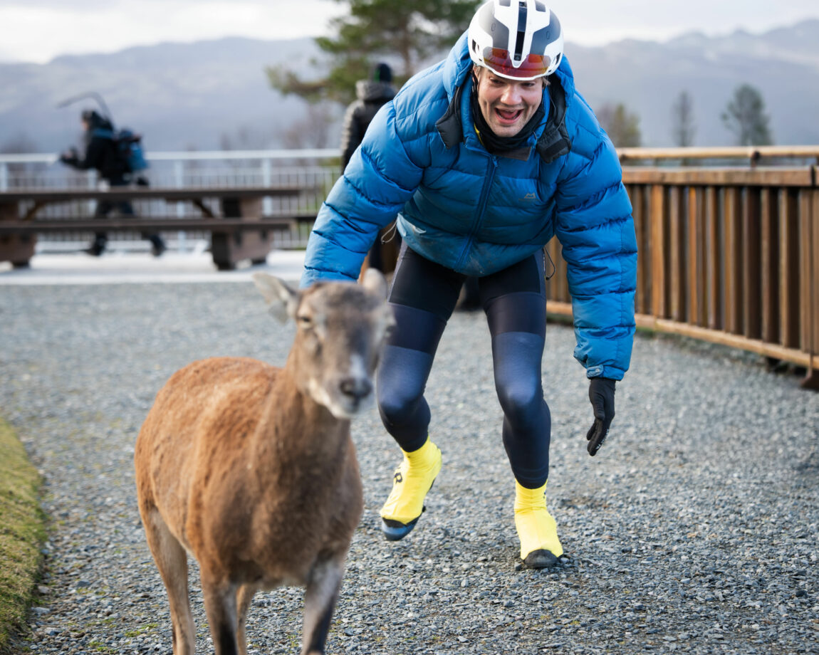 Sindre løper etter et rådyr med blå boblejakke og lekent blikk.