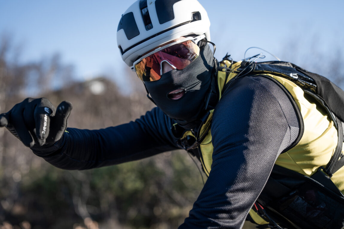 Sindre har på seg bøff, solbriller og hjelm for å holde varmen i høstsola.