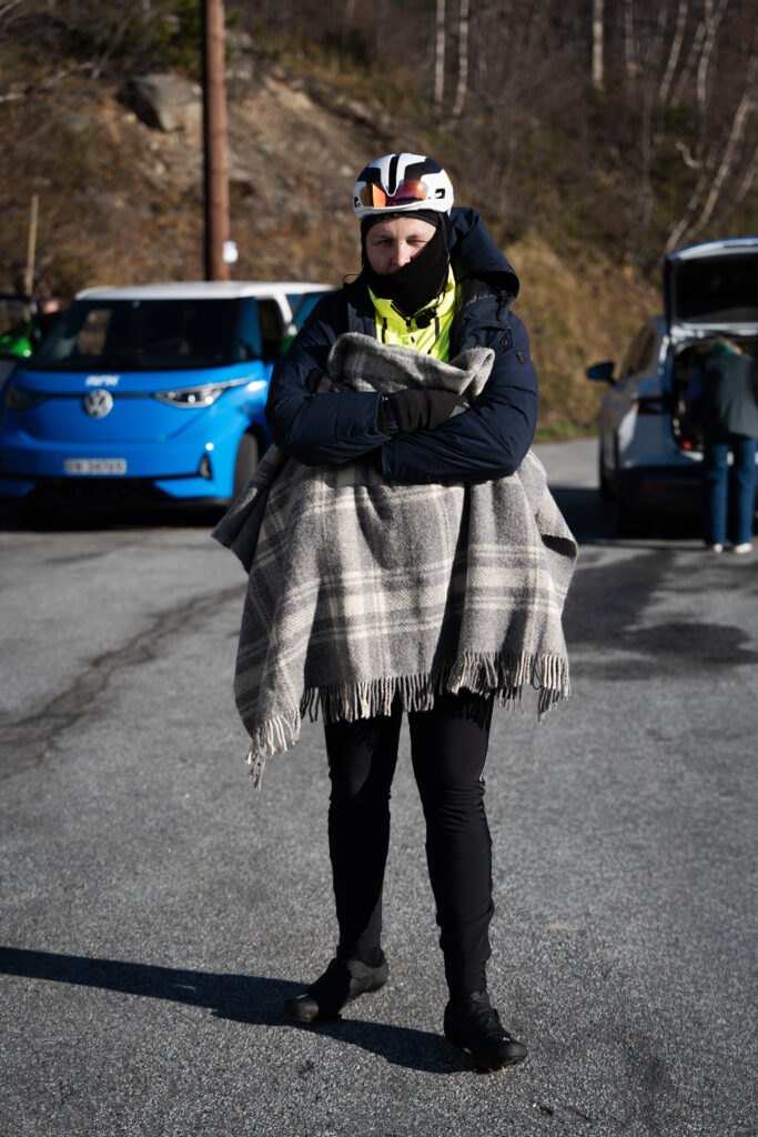 Jonas står med pledd rundt seg og boblejakke på og ser halvveis inn i kamera med hjelm på hodet og solbriller på hjelmen.