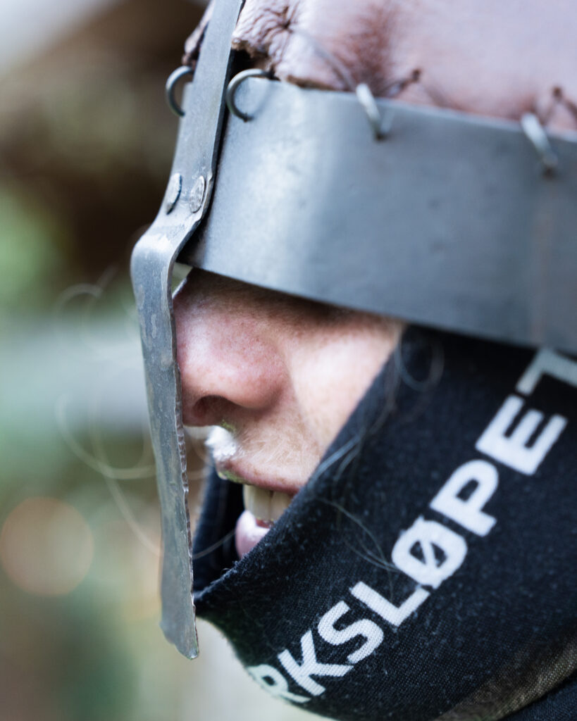 Nærbilde av Anna som har på seg en vikinghjelm med en metallstang foran nesa og øynene.