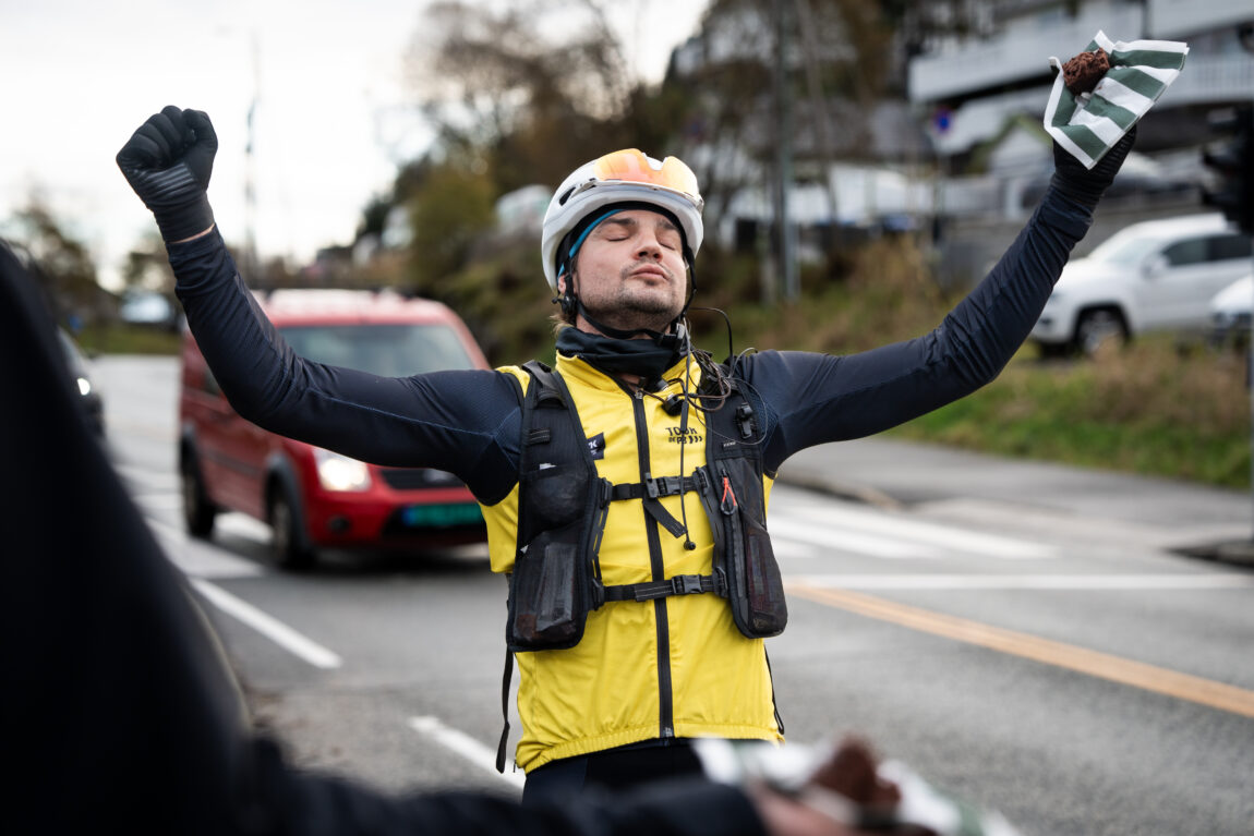 Sindre lukker øynene og strekker henda med kake i været, han nyter.