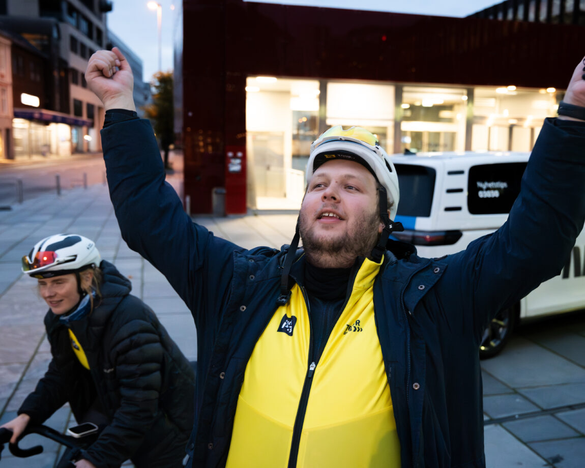 Jonas har henda i været foran grieghallen