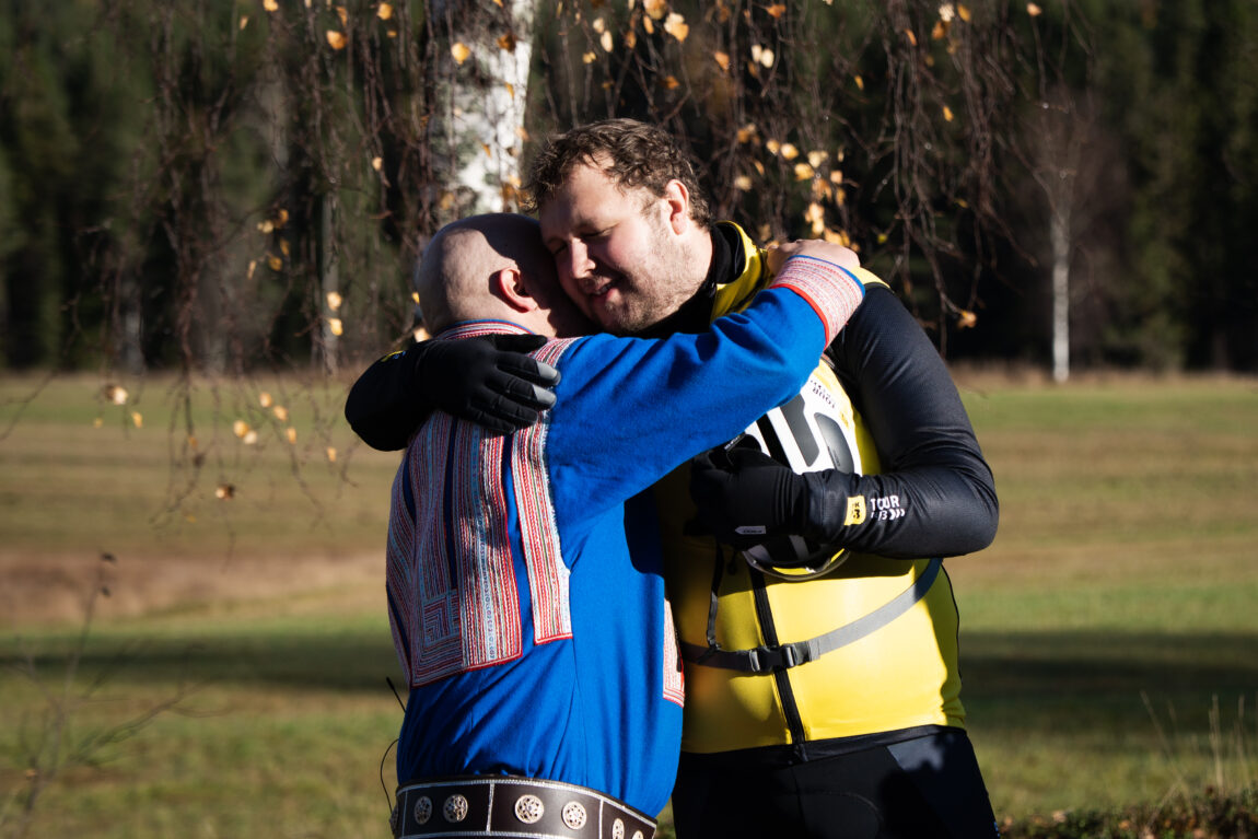Jonas klemmer Fred Buljo i høstværets sol.