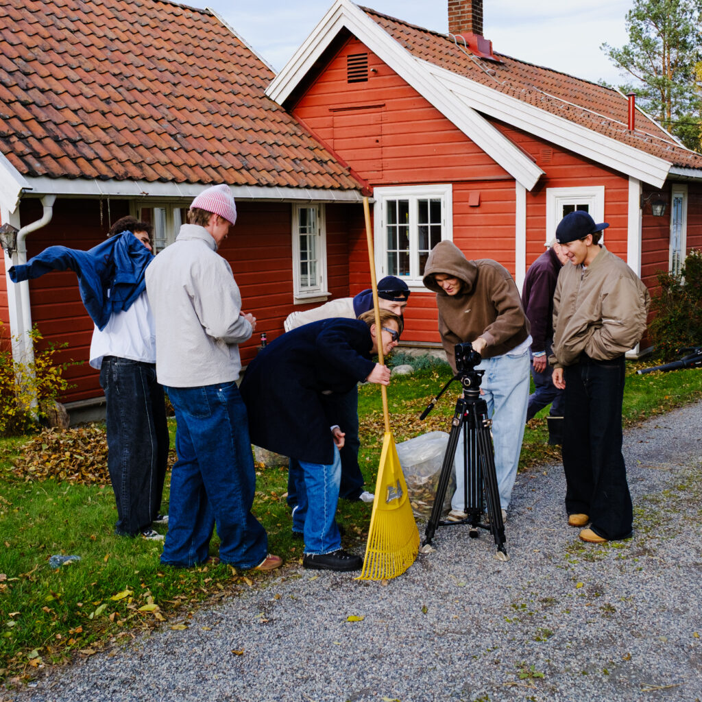 Et svært kameracrew står foran et kamera og ser på det som nettopp har blitt tatt bilde av. Blir bildene kule?