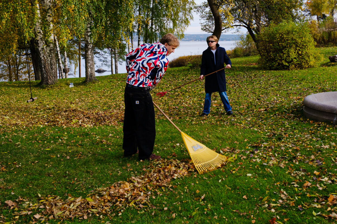 To av medlemmene i Golf raker. Han nærmest kamera har på seg en Lillehammer-OL jakke og han bak har på seg en blå frakk