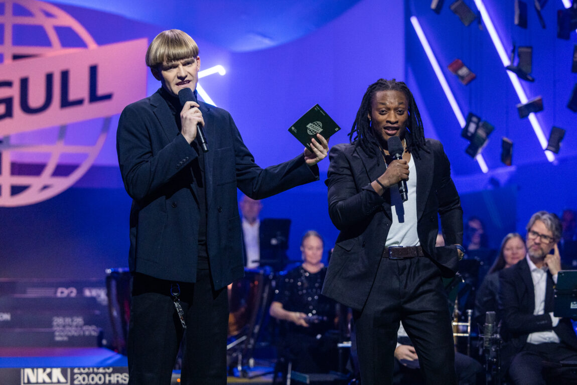 Ole Henry og Salum i dress med hver sin mikrofon på scenen.